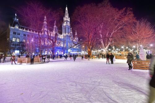 wiener-weihnachtstraum-rathausplatz-eislaufen-weihnachten